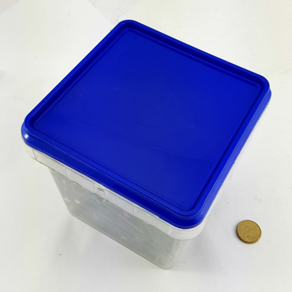 nails size 4mm in 5kg plastic bucket